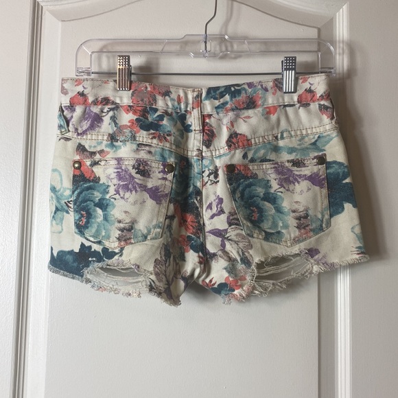 Free People Printed Distressed Shorts - Picture 3 of 3